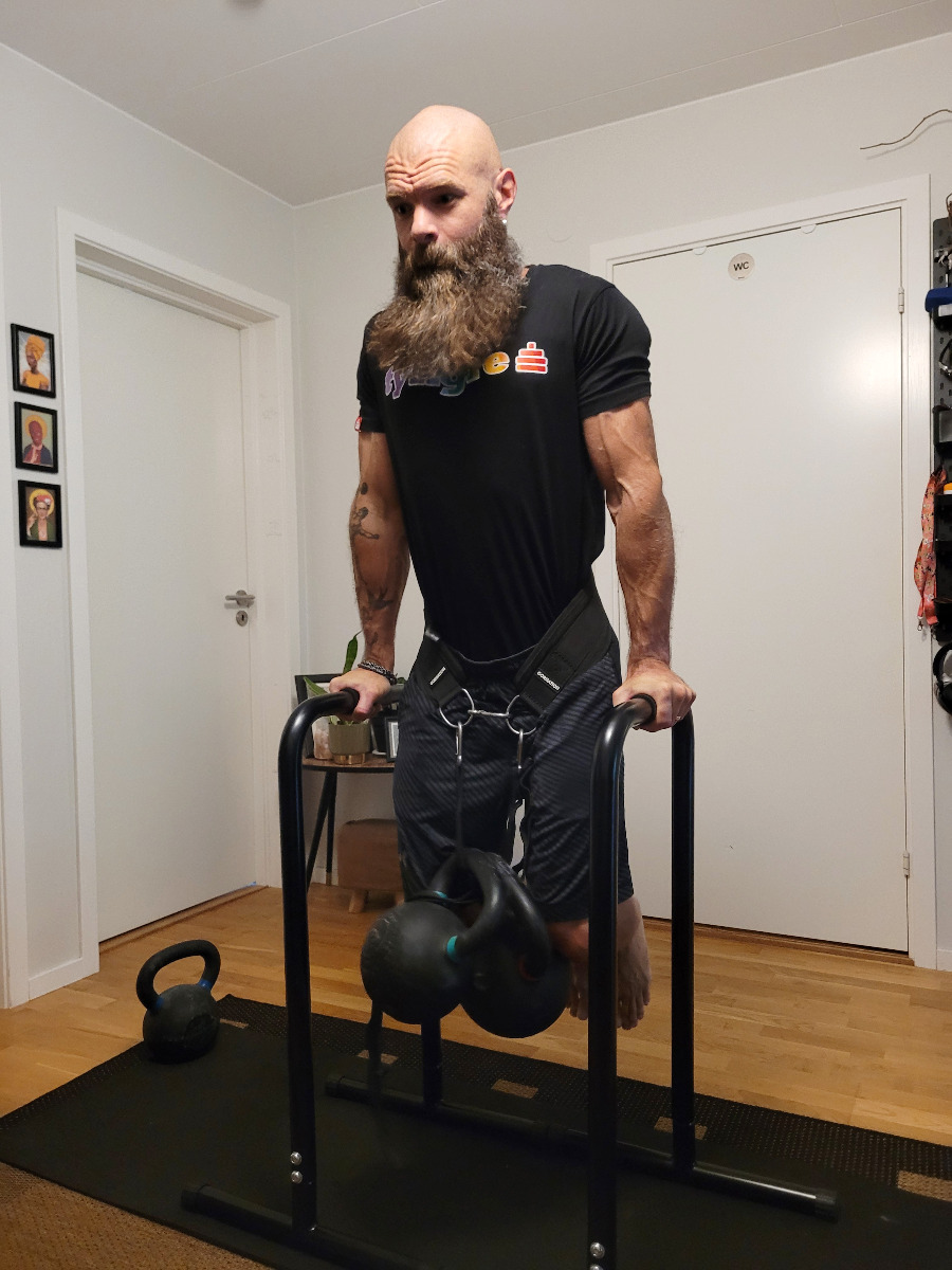 Kalle Malmberg gör dips på plintar från Nordic Fighter