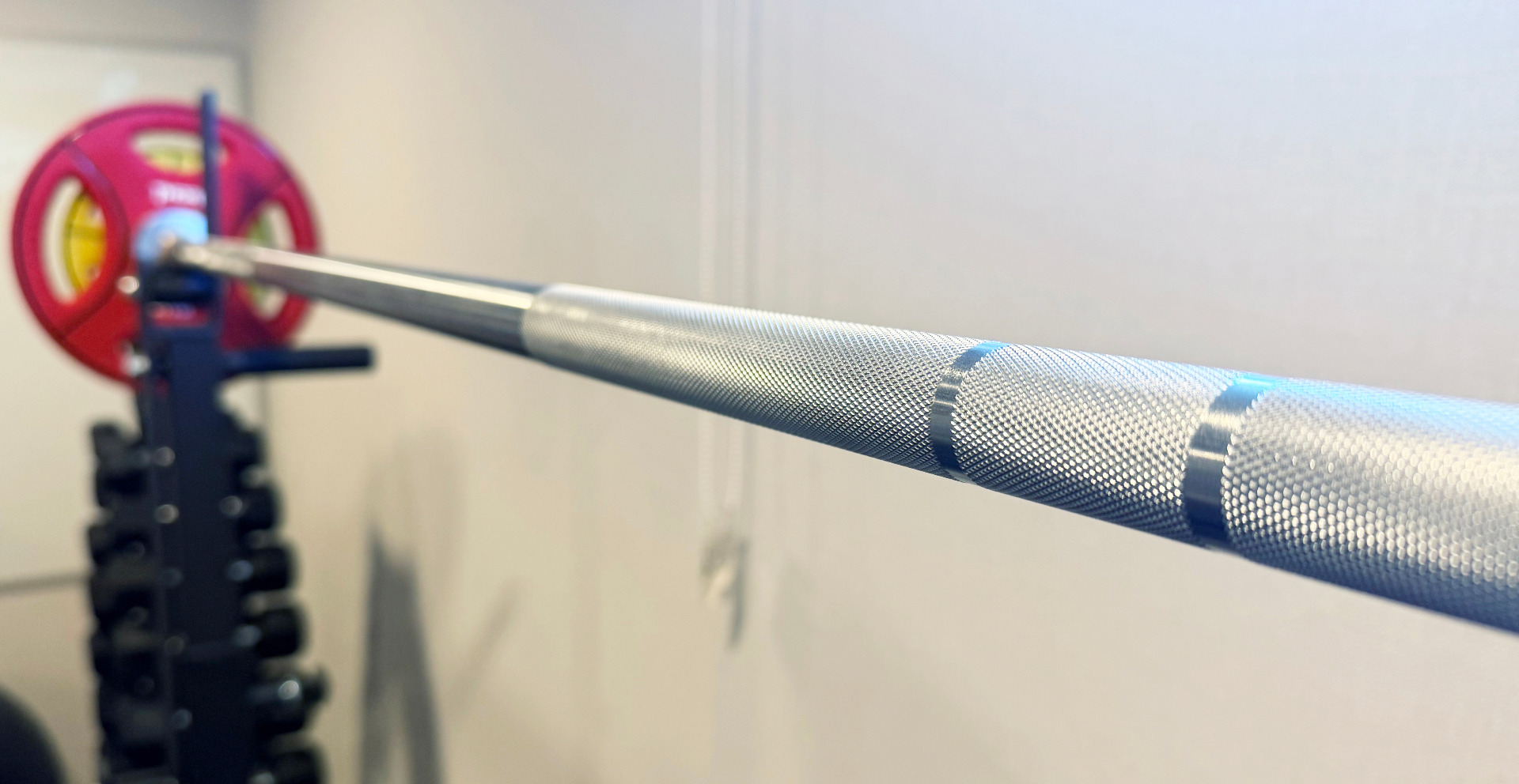 Thor Fitness Women Olympic Apprentice på ett skivstångsställ i ett hemmagym