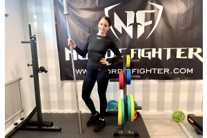 E-handelschefen Nathalie Hedström recenserar vår populära damstång Thor Fitness Women Olympic Apprentice i ett hemmagym