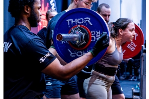 Thor Fitness viktskivor på en skivstång med två tränande personer