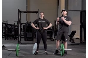 Josef och Vilma visar hur man styrketränar med buktryck