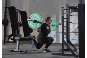 Vilma Olsson visar hur man gör bulgarian split squat med skivstång