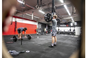 Två unga män tränar med skivstång på Crossfit Örebro träningsanläggning