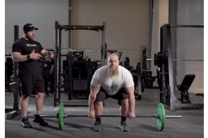 Josef och Marcus visar hur man utför marklyft med deadlift bar