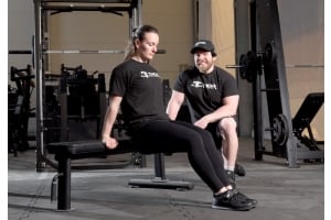 Vilma Olsson och Josef Eriksson visar hur man utför tricepsdips