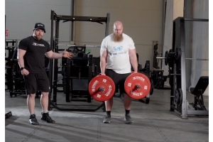 Josef Eriksson och Marcus Yngvesson visar farmers walk