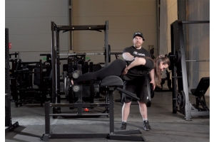 Vilma Olsson och Josef Eriksson visar hur man utför Glute ham raise på en GHD