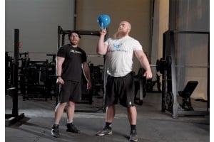 Josef Eriksson och Marcus Yngvesson visar kettlebell press