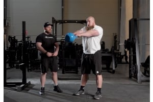 Josef Eriksson och Marcus Yngvesson visar kettlebell swing