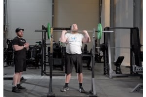 Josef Eriksson och Marcus Yngvesson visar militärpress