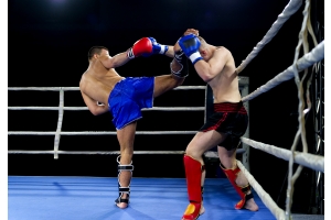 Två män tränar thaiboxning/ muay thai i en boxningsring