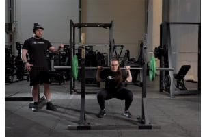 Vilma Olsson och josef Eriksson visar hur man utför pausböj med korrekt teknik