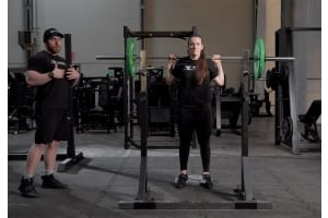 Vilma Olsson och Josef Eriksson visar hur man utför platsböj och frontböj