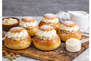 5 protein semlor på en skärbräda i trä