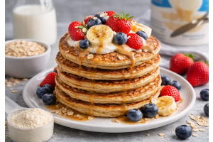 Proteinpannkakor med jordgubbar, blåbär och bananer som topping