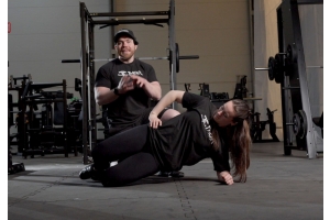 Josef Eriksson och Vilma Olsson visar sidoplankan