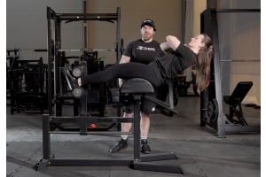 Vilma Olsson och Josef Eriksson visar situps i GHD