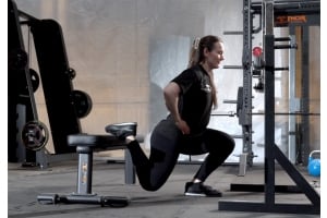 Vilma Olsson visar hur man utför splitböj