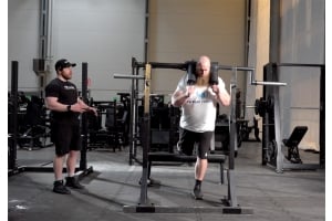 Marcus Yngvesson och Josef Eriksson visar hur du utför Splitböj med Safety Squat Bar