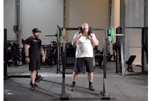 Marcus Yngvesson och josef Eriksson visar stålmannen med saftey squat bar