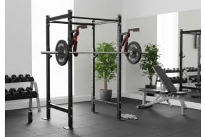 TF R2 Power Rack med monolifts och skivstång med viktskivor i ett ljust gym