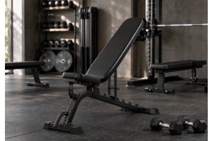 Justerbar träningsbänk och platt träningsbänk i gym