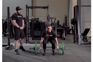 Josef och Vilma visar hur man utför trapbar marklyft