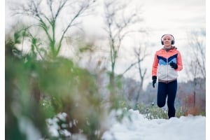 En kvinna springer utomhus på vintern