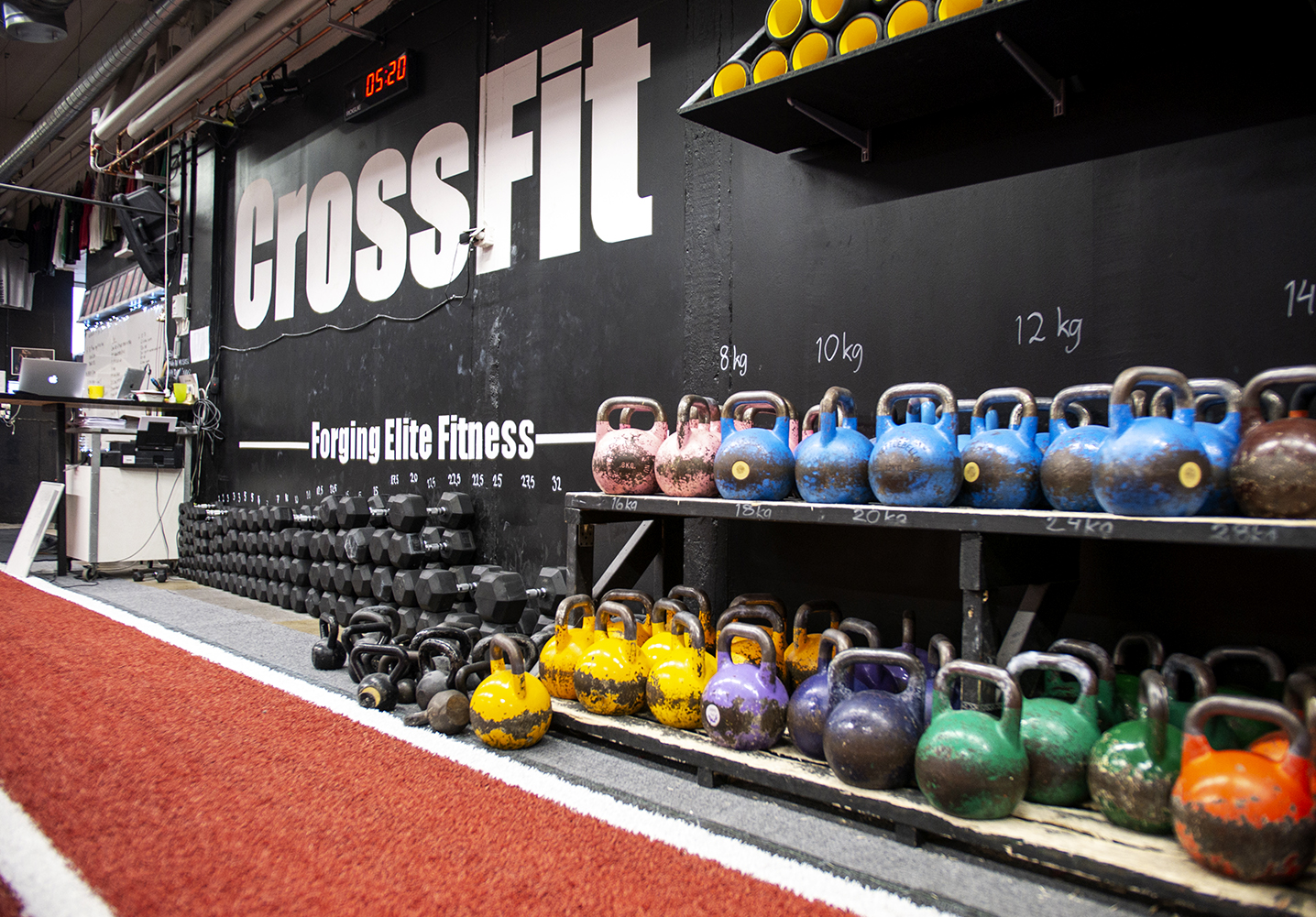 Färgglada kettlebells på Crossfit Örebro träningsanläggning