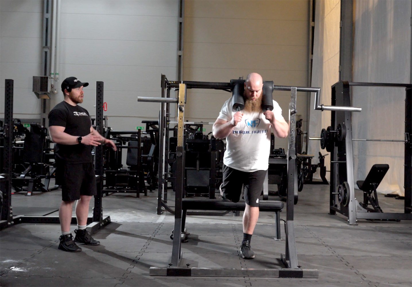 Så utför du Splitböj med Safety Squat Bar